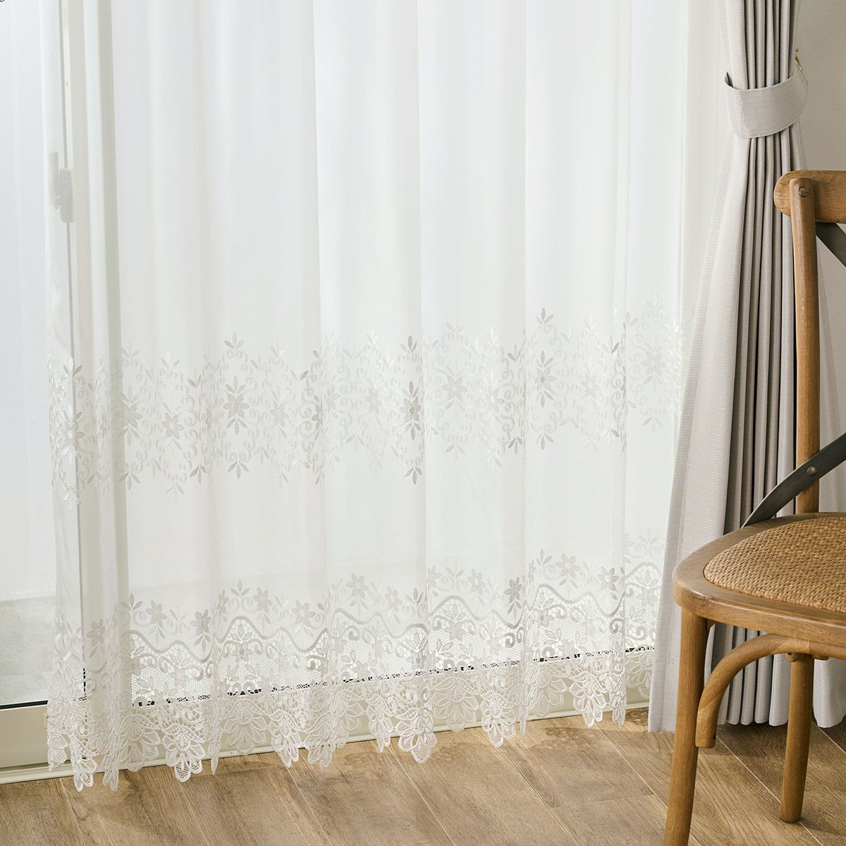 繊細なマクラメがエレガントなトルコ刺繍カーテン プラシード（L-8204）