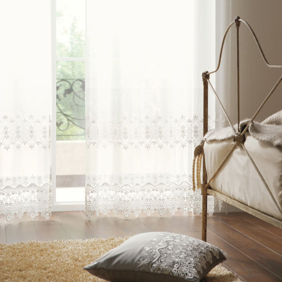 クラシカルで繊細なマクラメレースがエレガントなシームレストルコ刺繍