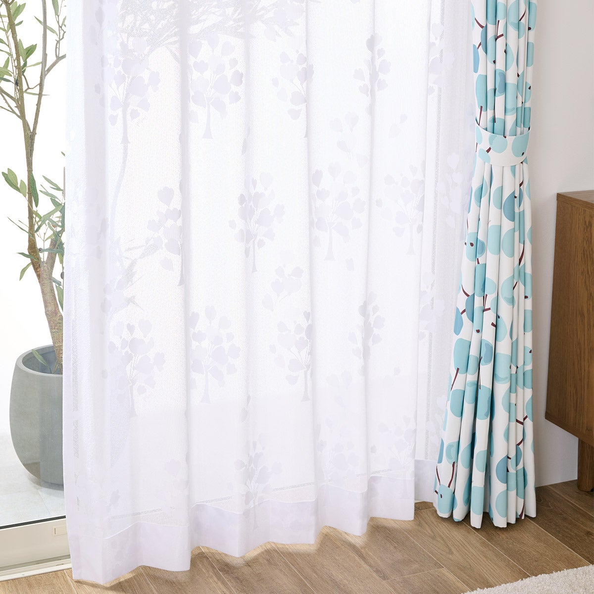 ハートの花束がやさしい雰囲気のレースカーテン レースグレープフラワー(L-8209)